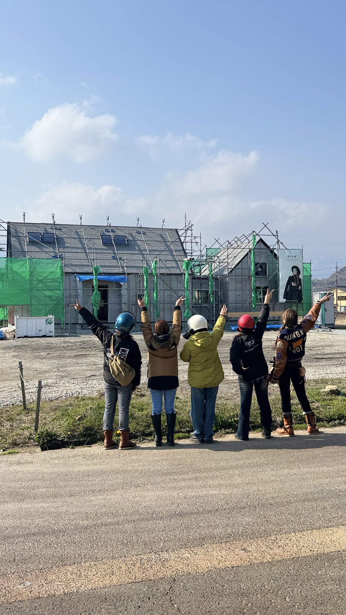 バイク好きの建築主様、工事中にお仲間と一緒にお越しいただいた時の写真です。完成後もお泊りにお越しいただいてます。