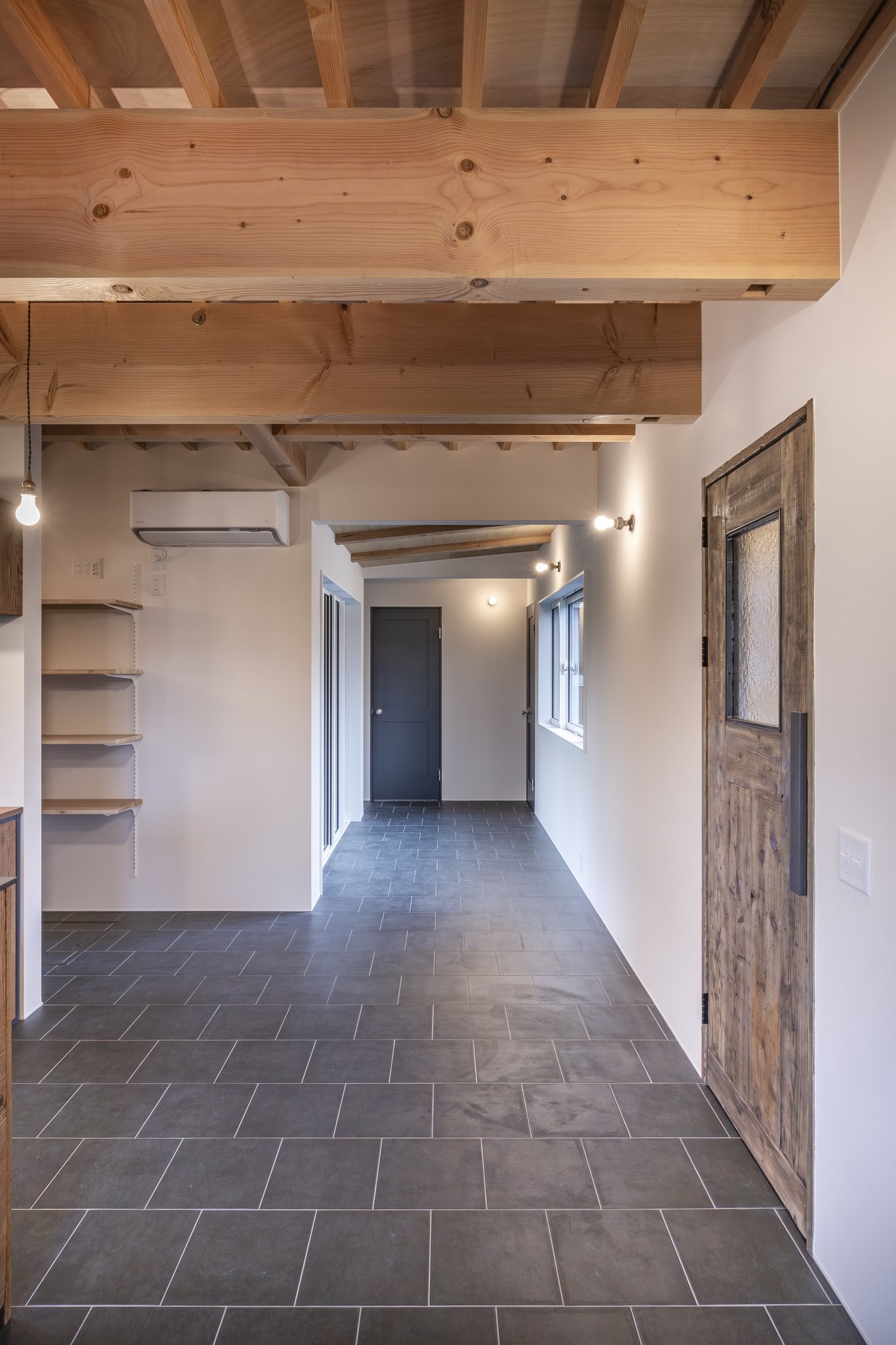 広い廊下の向こうは洋室が２部屋あります。ゲストルームとしても使えます。