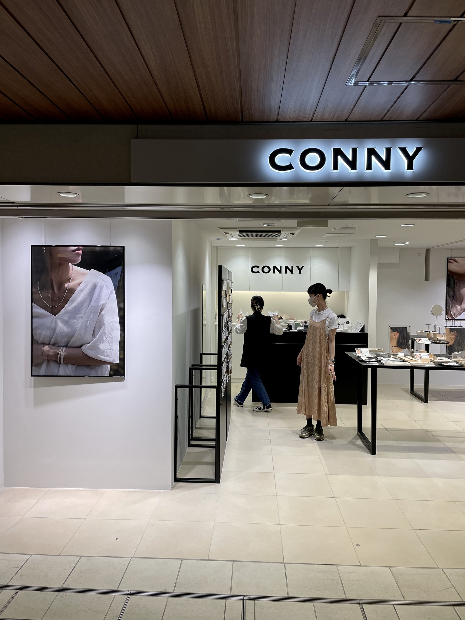 アクセサリーが主役となるよう店舗はシンプルに