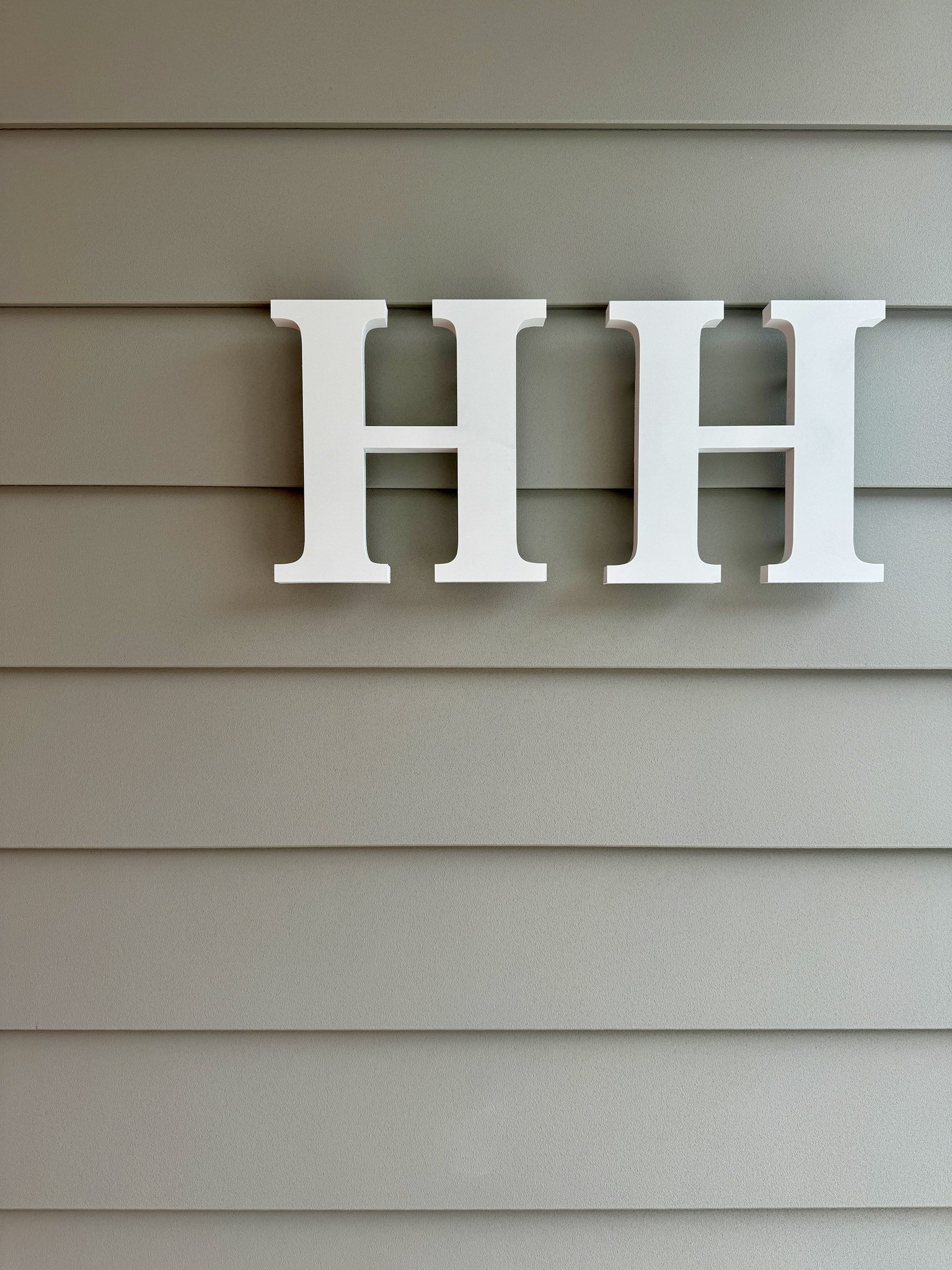 「HH」のエンブレムはホリデーハウスの証