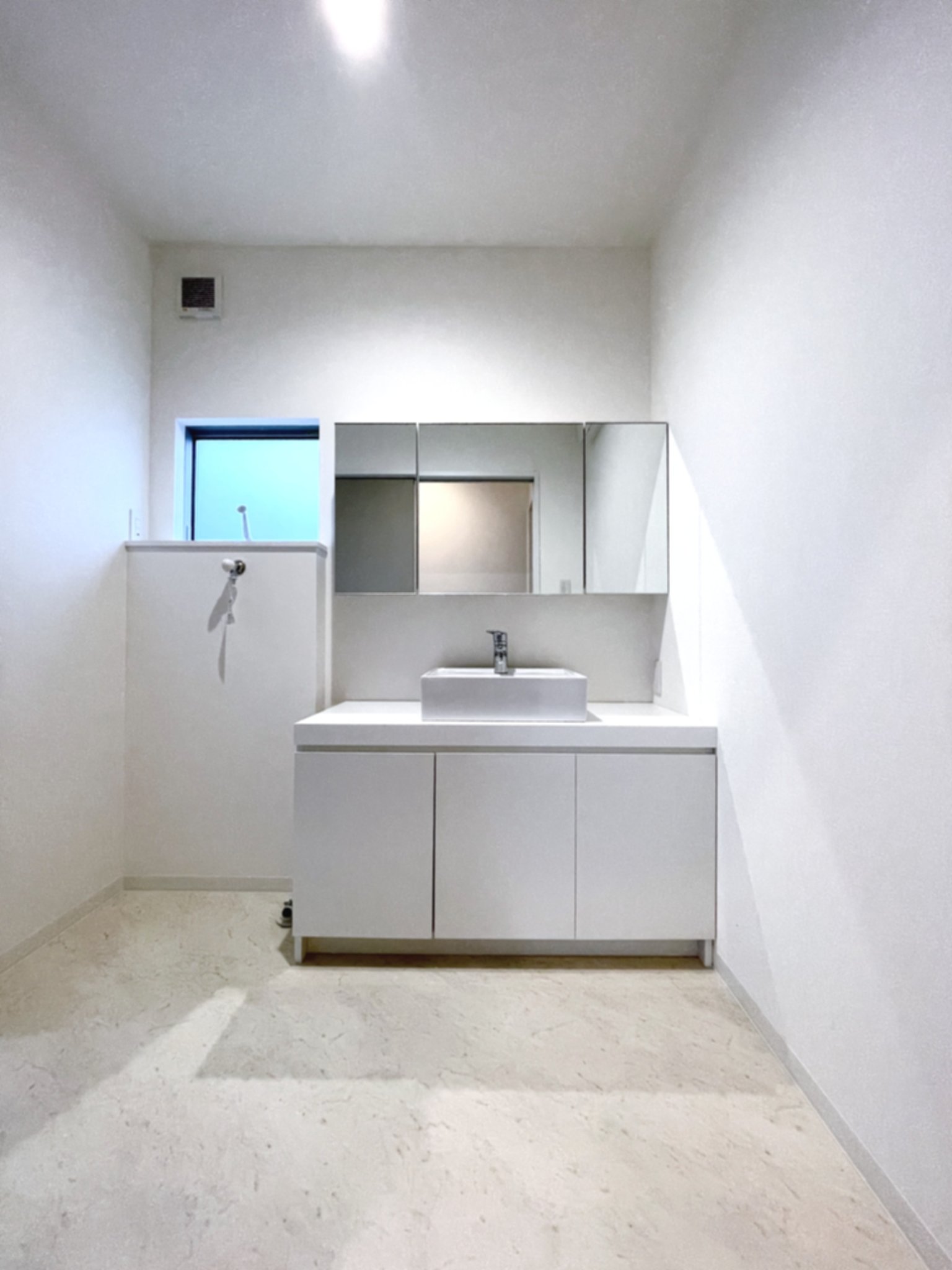 INNER GARAGE-HOUSE